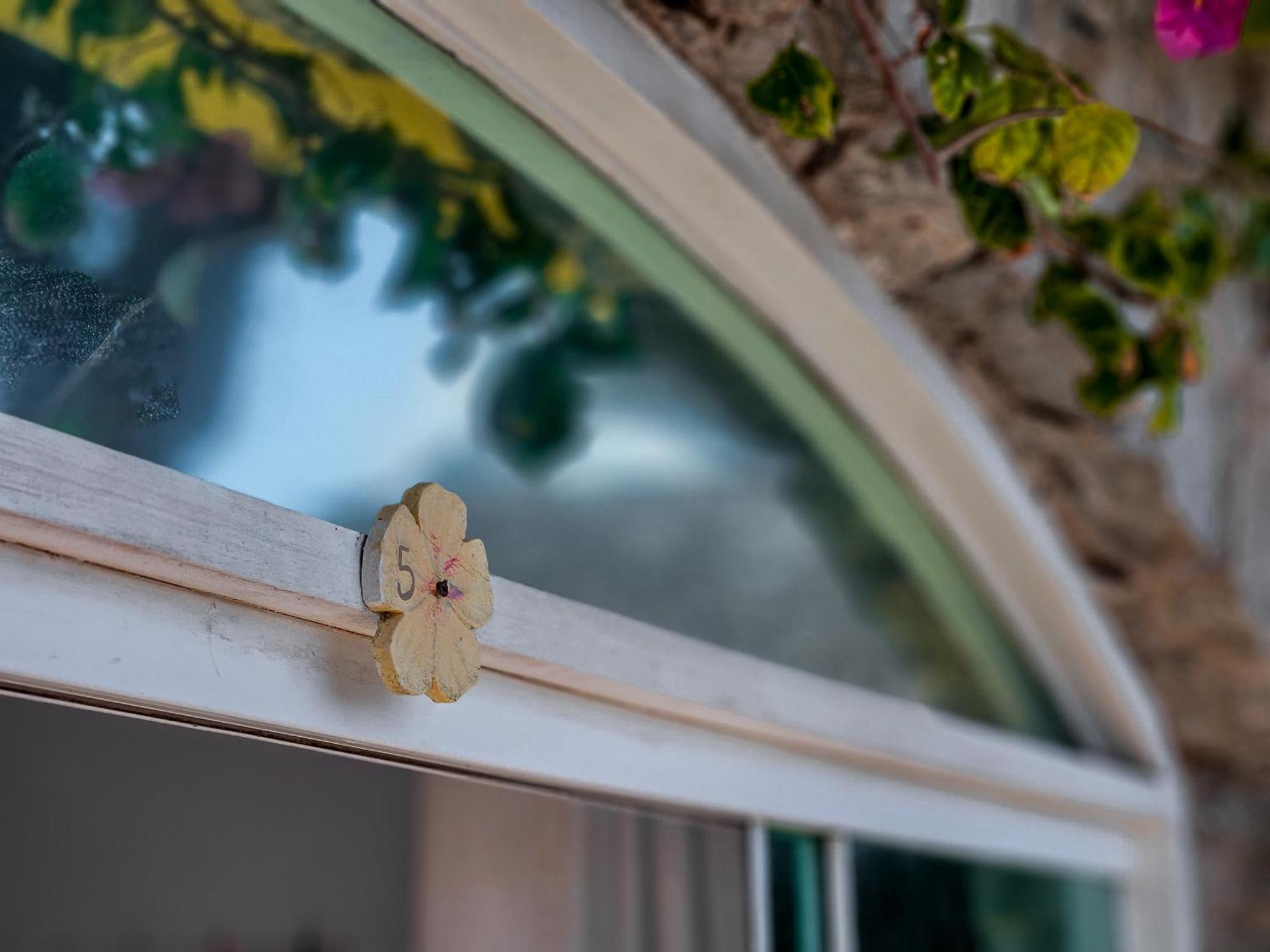 Bella Vista Ocean View Hotel Armacao dos Buzios Exterior photo A window latch