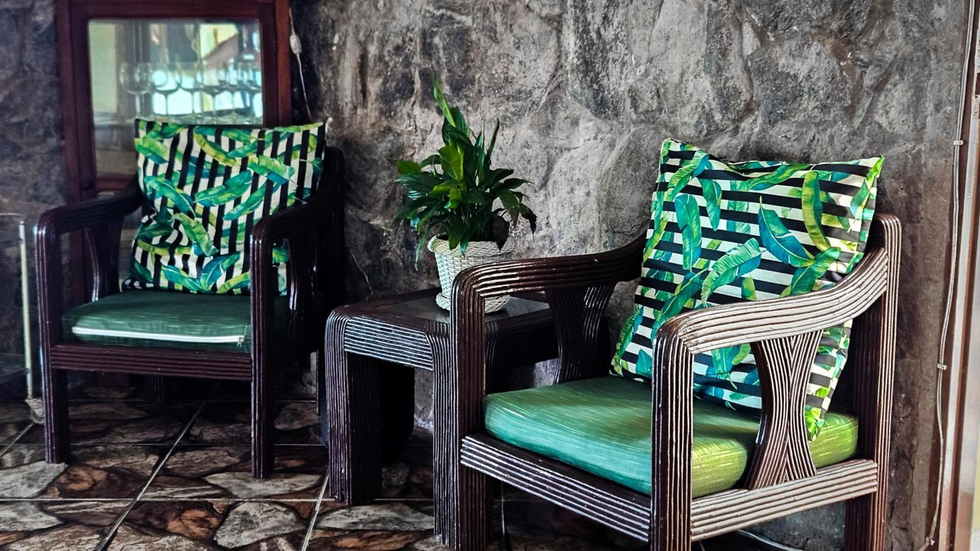 Bella Vista Ocean View Hotel Armacao dos Buzios Exterior photo A set of rattan furniture